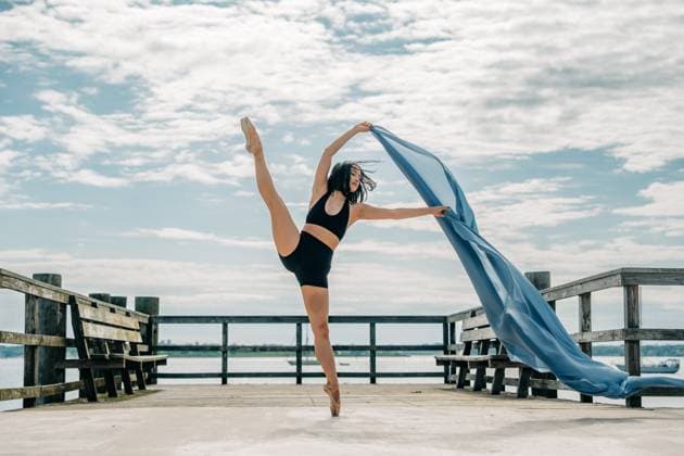Ballerina dancing on pier holding flowing blue fabric Newport, Rhode Island, United States CR_FKNH251103-1875772-01 ,model released, Symbolfoto