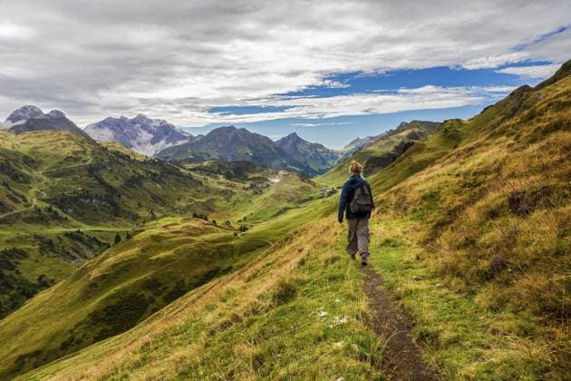 Ein Wanderer auf einem schmalen Pfad inmitten einer malerischen Berglandschaft, Schröcken, Österreich A hiker on a narrow path in the middle of a picturesque mountain landscape, Schröcken, Austria Copyright: imageBROKER ThomasxHeitz ibxtsh15438235.jpg ,model released, Symbolfoto ,property released