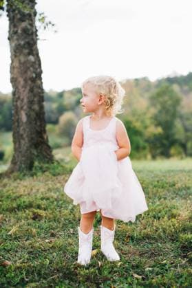 Girl in pink dress staring to the side Nashville, Tennessee, United States CR_KHNW251104-1878449-01 ,model released, Symbolfoto