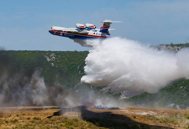 New fire fighting aircrafts drill in Izmir IZMIR, TURKEY - JUNE 17: Russian amphibious fire fighting aircraft Be-200 ES , controlled by Turkish Agriculture and Forestry Minister Bekir Pakdemirli, respond to fire during a drill after the press conference of publicity of new fire fighting aircraft at Izmir Adnan Menderes Airport in Izmir, Turkey on June 17, 2020. Izmir Turkey. Editorial use only. Please get in touch for any other usage.  Copyright: x2025xAnadoluxMehmetxEminxMengüarslanx