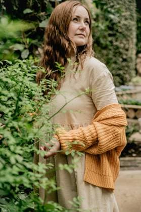 Woman visiting english gardens, free time and leisure Leicester, England, United Kingdom R_ATMT250506-1720841-01 ,model released, Symbolfoto