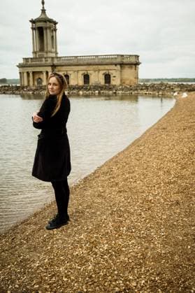 Woman on a walk at a lake. Recreation Oakham, England, United Kingdom R_ATMT250506A-1720162-01 ,model released, Symbolfoto