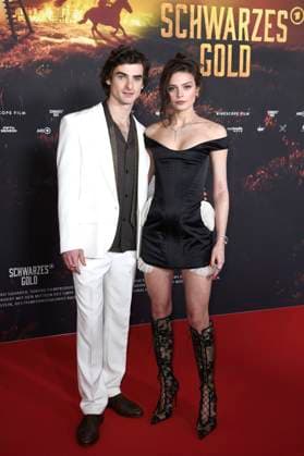 Aaron Hilmer und Harriet Herbig-Matten bei der Premiere der ARD-Miniserie Schwarzes Gold im Kuppelsaal. Hannover, 04.11.2025