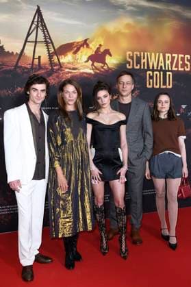 Aaron Hilmer, Jessica Schwarz, Harriet Herbig-Matten, Tom Wlaschiha und Lena Urzendowsky bei der Premiere der ARD-Miniserie Schwarzes Gold im Kuppelsaal. Hannover, 04.11.2025