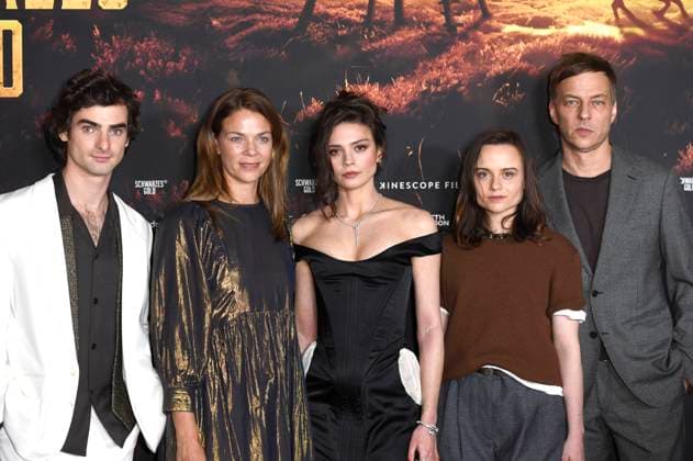 Aaron Hilmer, Jessica Schwarz, Harriet Herbig-Matten, Lena Urzendowsky und Tom Wlaschiha bei der Premiere der ARD-Miniserie Schwarzes Gold im Kuppelsaal. Hannover, 04.11.2025