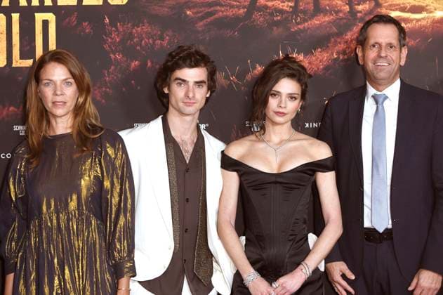 Jessica Schwarz, Aaron Hilmer, Harriet Herbig-Matten und Olaf Lies bei der Premiere der ARD-Miniserie Schwarzes Gold im Kuppelsaal. Hannover, 04.11.2025