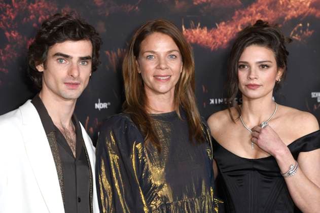 Aaron Hilmer, Jessica Schwarz und Harriet Herbig-Matten bei der Premiere der ARD-Miniserie Schwarzes Gold im Kuppelsaal. Hannover, 04.11.2025