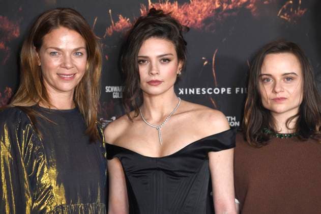 Jessica Schwarz, Harriet Herbig-Matten und Lena Urzendowsky bei der Premiere der ARD-Miniserie Schwarzes Gold im Kuppelsaal. Hannover, 04.11.2025