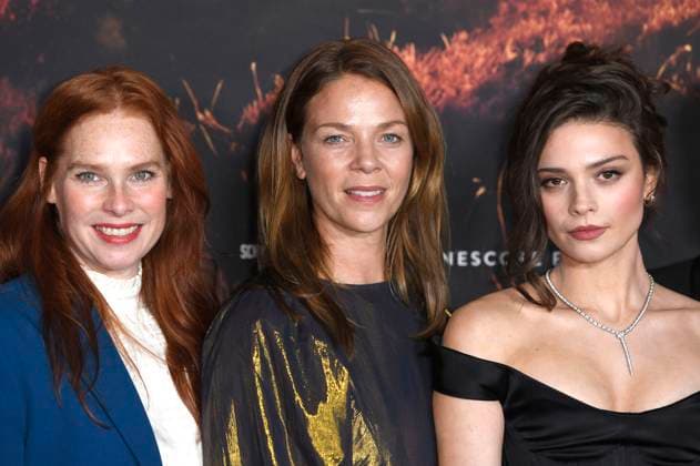 Henny Reents, Jessica Schwarz und Harriet Herbig-Matten bei der Premiere der ARD-Miniserie Schwarzes Gold im Kuppelsaal. Hannover, 04.11.2025