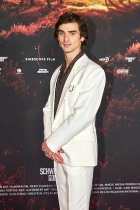 Aaron Hilmer bei der Premiere der ARD-Miniserie Schwarzes Gold im Kuppelsaal. Hannover, 04.11.2025