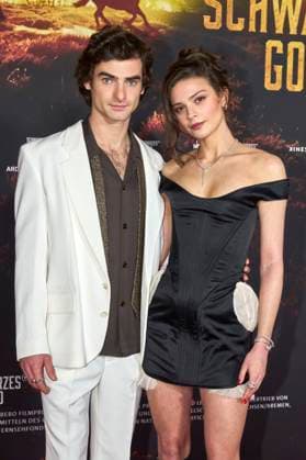 Aaron Hilmer und Harriet Herbig-Matten bei der Premiere der ARD-Miniserie Schwarzes Gold im Kuppelsaal. Hannover, 04.11.2025