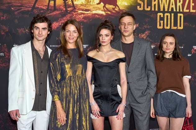 Aaron Hilmer, Jessica Schwarz, Harriet Herbig-Matten, Tom Wlaschiha und Lena Urzendowsky bei der Premiere der ARD-Miniserie Schwarzes Gold im Kuppelsaal. Hannover, 04.11.2025
