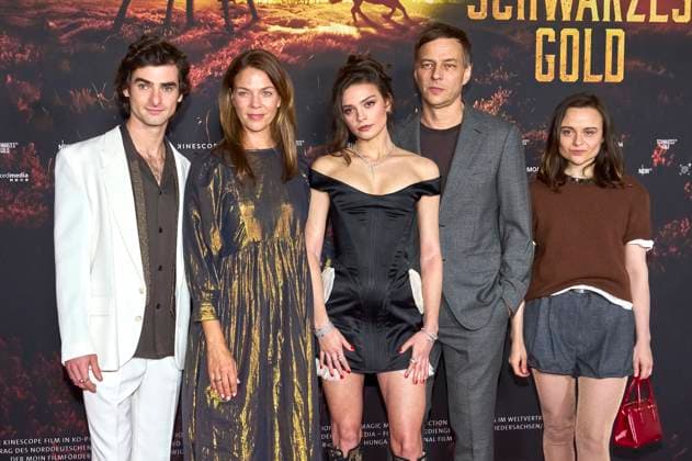 Aaron Hilmer, Jessica Schwarz, Harriet Herbig-Matten, Tom Wlaschiha und Lena Urzendowsky bei der Premiere der ARD-Miniserie Schwarzes Gold im Kuppelsaal. Hannover, 04.11.2025