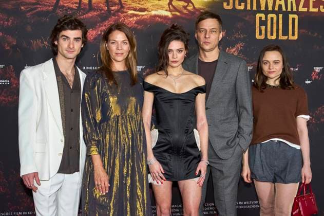 Aaron Hilmer, Jessica Schwarz, Harriet Herbig-Matten, Tom Wlaschiha und Lena Urzendowsky bei der Premiere der ARD-Miniserie Schwarzes Gold im Kuppelsaal. Hannover, 04.11.2025