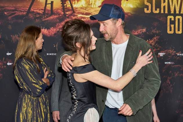 Jessica Schwarz, Harriet Herbig-Matten und Stephan Kampwirth bei der Premiere der ARD-Miniserie Schwarzes Gold im Kuppelsaal. Hannover, 04.11.2025