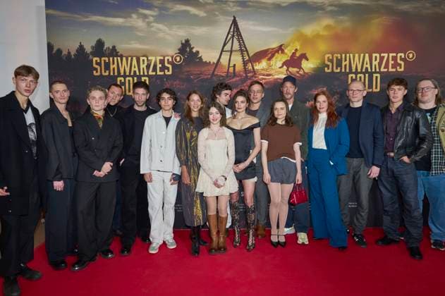 Julius Henri Busch, Liliom Lewald, Slavko Popadic, Jessica Schwarz, Aaron Hilmer Harriet Herbig-Matten, Tom Wlaschiha, Lena Urzendowsky, Stephan Kampwirth, Henny Reents, Leo Knizka und Castbei der Premiere der ARD-Miniserie Schwarzes Gold im Kuppelsaal. Hannover, 04.11.2025