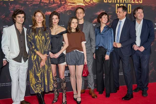 Aaron Hilmer, Jessica Schwarz, Harriet Herbig-Matten, Lena Urzendowsky; Tom Wlaschiha, Gast. Olaf Lies und Frank Beckmann bei der Premiere der ARD-Miniserie Schwarzes Gold im Kuppelsaal. Hannover, 04.11.2025