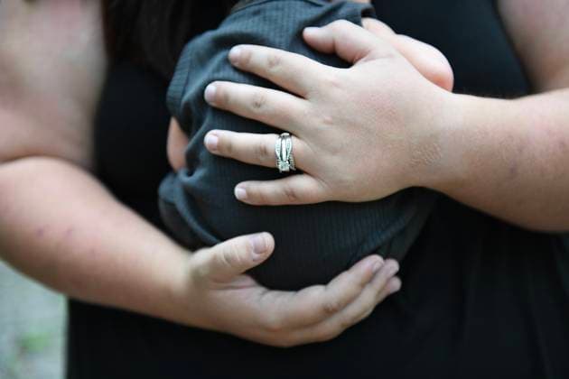 Mother holding baby closely with hand showing wedding ring Inverness, Florida, United States R_YWQX251103A-1865826-01 ,model released, Symbolfoto