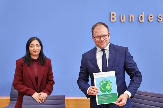 Berlin, Deutschland, 05.11.2025: Bundespressekonferenz: Deutschlands und Europas Beitrag zur Weltklimakonferenz in Brasilien: Bundesministerin für wirtschaftliche Zusammenarbeit und Entwicklung Reem Alabali Radovan (SPD) und Bundesminister für Umwelt, Klimaschutz, Naturschutz und nukleare Sicherheit Carsten Schneider (SPD) *** Berlin, Germany, 05 11 2025 Federal Press Conference Germany and Europes contribution to the World Climate Conference in Brazil Federal Minister for Economic Cooperation and Development Reem Alabali Radovan SPD and Federal Minister for the Environment, Climate Protection, Nature Conservation and Nuclear Safety Carsten Schneider SPD Copyright: xdtsxNachrichtenagenturx dts_92010