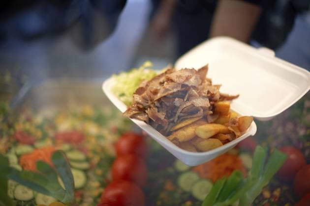 IMAGO Creative, Food, Fast Food, Döner Döner Box mit Fleisch und Chips Doner box with meat and chips Copyright: imageBROKER foodography ibxbee15515404.jpg