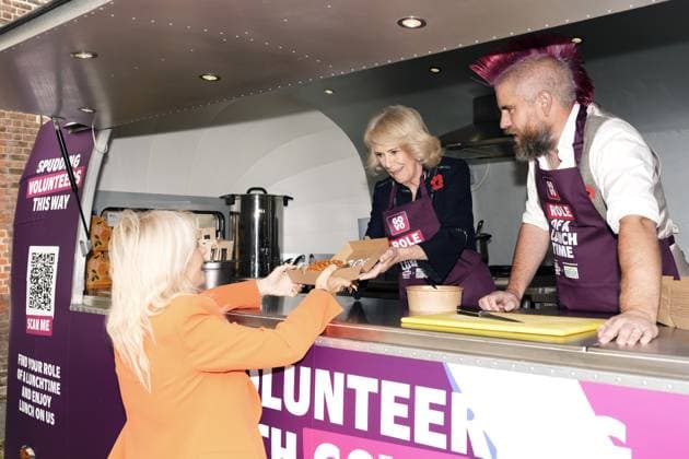 Community volunteering celebration Queen Camilla serves Gaby Roslin with Spudman as he delivers jacket potatoes in a Royal Voluntary Service food truck, as she hosts members of the National Association of Care Catering (NACC), and representatives from Royal Voluntary Service (RVS) in a celebration of community volunteering during Meals on Wheels Week, at Clarence House in central London. Picture date: Wednesday November 5, 2025., Credit:Jordan Pettitt Avalon UK, London  Copyright: xJordanxPettittx xAvalonx 1050493361