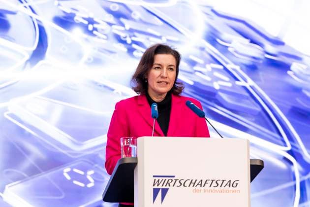 Wirtschaftstag der Innovation 2025 Dorothee Bär MdB, Bundesministerin für Forschung, Technologie und Raumfahrt, hält die Grundsatzrede auf dem Wirtschaftstag der Innovation 2025 am 5. November 2025. *** Business Day of Innovation 2025 Dorothee Bär MdB, Federal Minister of Research, Technology and Space, gives the keynote speech at the Business Day of Innovation 2025 on November 5, 2025 Copyright: xEVENTPRESSxJeremyxKnowlesx