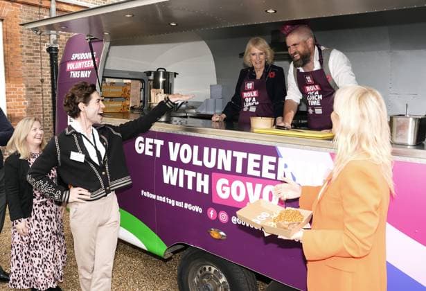 Community volunteering celebration Queen Camilla serves Tom Read Wilson (second left) and Gaby Roslin (right) with Spudman as he delivers jacket potatoes in a Royal Voluntary Service food truck, as she hosts members of the National Association of Care Catering (NACC), and representatives from Royal Voluntary Service (RVS) in a celebration of community volunteering during Meals on Wheels Week, at Clarence House in central London. Picture date: Wednesday November 5, 2025., Credit:Jordan Pettitt Avalon UK, London  Copyright: xJordanxPettittx xAvalonx 1050498336