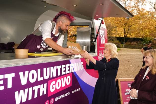 Community volunteering celebration Queen Camilla meets Spudman as he delivers jacket potatoes in a Royal Voluntary Service food truck, as she hosts members of the National Association of Care Catering (NACC), and representatives from Royal Voluntary Service (RVS) in a celebration of community volunteering during Meals on Wheels Week, at Clarence House in central London. Picture date: Wednesday November 5, 2025., Credit:Jordan Pettitt Avalon UK, London  Copyright: xJordanxPettittx xAvalonx 1050498465