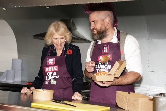 . 05 11 2025. London, United Kingdom. Queen Camilla with social media star ÔSpudmanÕ as she helps out at a food truck during a reception to celebrate community volunteering at Clarence House in London.  xPoolx xi-Imagesx IIM-26355-0002