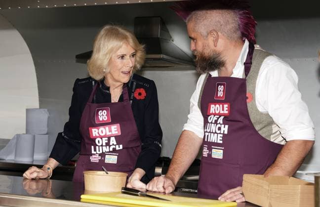 . 05 11 2025. London, United Kingdom. Queen Camilla with social media star ÔSpudmanÕ as she helps out at a food truck during a reception to celebrate community volunteering at Clarence House in London.  xPoolx xi-Imagesx IIM-26355-0006