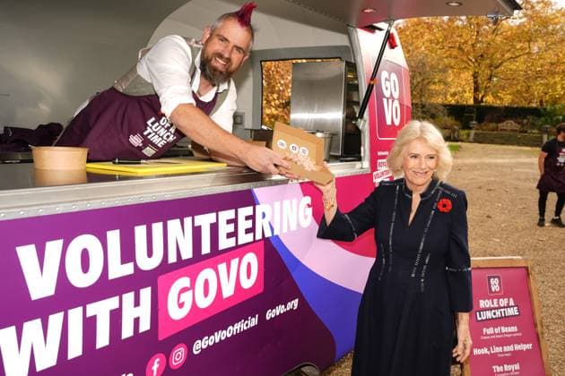 . 05 11 2025. London, United Kingdom. Queen Camilla with social media star ÔSpudmanÕ as she helps out at a food truck during a reception to celebrate community volunteering at Clarence House in London.  xPoolx xi-Imagesx IIM-26355-0021