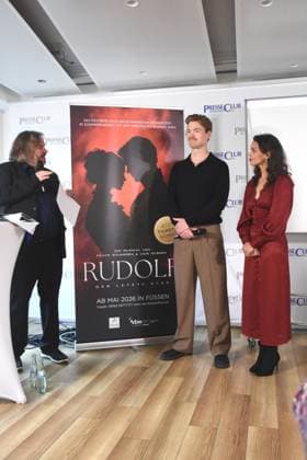 Benjamin Sahler Intendant, Festspielhaus Neuschwanstein Musicaldarsteller Oedo Koipers Katia Bischoff Muenchen 05.11.2025 Presseclub Muenchen Praesentation-Musical-im Festspielhaus Neuschwanstein:Deutschlandpremiere von RUDOLF Der letzte Kuss Fuessen Foto Muenchen