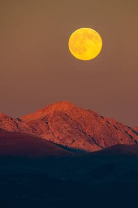 Beaver Full Moon Over Gran Sasso D™Italia, Italy Beaver full moon rising above Monte Prena peak is seen from L™Aquila, Italy, on November 5th, 2025. November™s full moon, also known as the beaver moon, is the second 2025 supermoon. Our satellite will appear about 7.9% larger and 16% brighter than a classic full moon. L Aquila Italy  Copyright: xLorenzoxDixColax originalFilename: dicola-beaverfu251105_npvTX.jpg