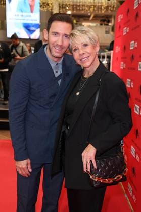 Marcel Remus mit Mutter Silke Remus bei der Präsentation der Marcel Remus Bettenwarenkollektion Bedtime Stories im Premium-Möbel- und Einrichtungshaus XXXLutz in Nürnberg am 05.11.2025