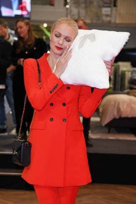 Franziska Knuppe bei der Präsentation der Marcel Remus Bettenwarenkollektion Bedtime Stories im Premium-Möbel- und Einrichtungshaus XXXLutz in Nürnberg am 05.11.2025