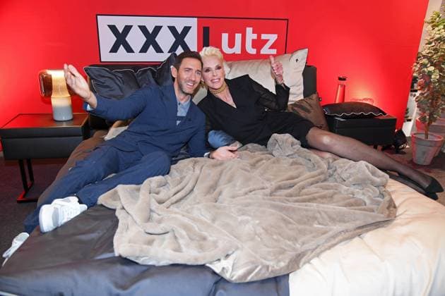 Marcel Remus, Brigitte Nielsen bei der Präsentation der Marcel Remus Bettenwarenkollektion Bedtime Stories im Premium-Möbel- und Einrichtungshaus XXXLutz in Nürnberg am 05.11.2025