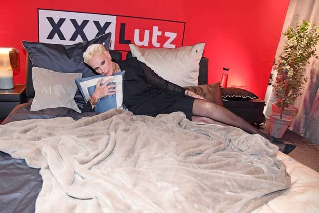 Brigitte Nielsen bei der Präsentation der Marcel Remus Bettenwarenkollektion Bedtime Stories im Premium-Möbel- und Einrichtungshaus XXXLutz in Nürnberg am 05.11.2025