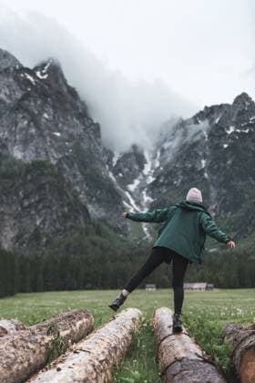 Energische junge Wanderin auf einem aufregenden alpinen Abenteuer Energetic Young Female Hiker on a Thrilling Alpine Adventur Copyright: imageBROKER marcinxjucha ibxiqx15429441.jpg ,model released, Symbolfoto ,property released