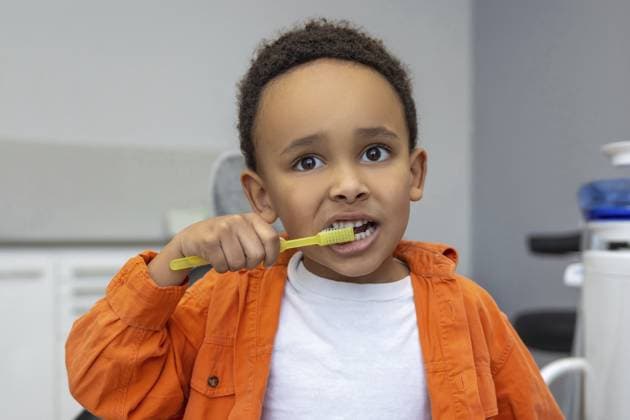 In der Zahnmedizin. Dunkelhäutiger Junge beim Zähneputzen In dentistry. Dark-skinned boy brushing his teeth Copyright: imageBROKER TYMOSHCHUKxANDRIY ibxiqx15469138.jpg ,model released, Symbolfoto ,property released