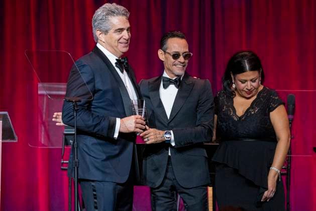 American musician Marc Anthony (C) presents an award to Jeffrey Soffer, president and CEO of Fontainebleau Development during the 12th Annual Changing Lives, Building Dreams Gala in New York, United States, 05 November 2025. 12th Annual Changing Lives, Building Dreams Gala in New York !ACHTUNG: NUR REDAKTIONELLE NUTZUNG!  Copyright: xAngelxColmenaresx AME5881 20251106-55018450134_1