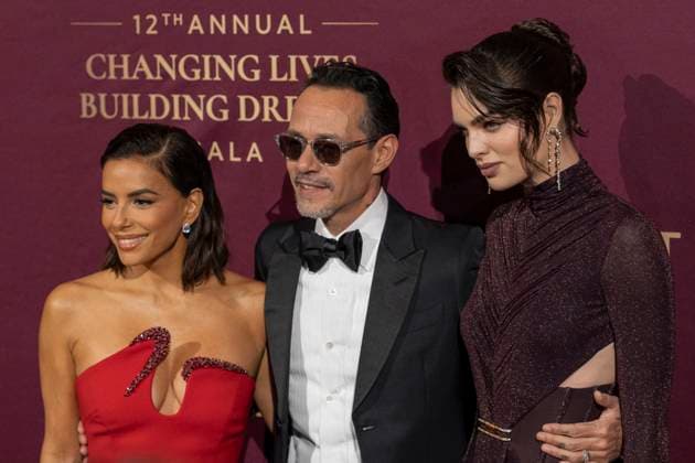 American actress Eva Longoria (L), American musician Marc Anthony (C), and his wife Nadia Ferreira pose during the 12th Annual Changing Lives, Building Dreams Gala in New York, United States, 05 November 2025. 12th Annual Changing Lives, Building Dreams Gala in New York !ACHTUNG: NUR REDAKTIONELLE NUTZUNG!  Copyright: xAngelxColmenaresx AME5884 20251106-55018450135_1