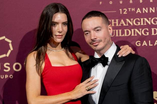 Colombian musician J Balvin with his wife Valentina Ferrer pose during the 12th Annual Changing Lives, Building Dreams Gala in New York, United States, 05 November 2025. 12th Annual Changing Lives, Building Dreams Gala in New York !ACHTUNG: NUR REDAKTIONELLE NUTZUNG!  Copyright: xAngelxColmenaresx AME5891 20251106-55018450138_1