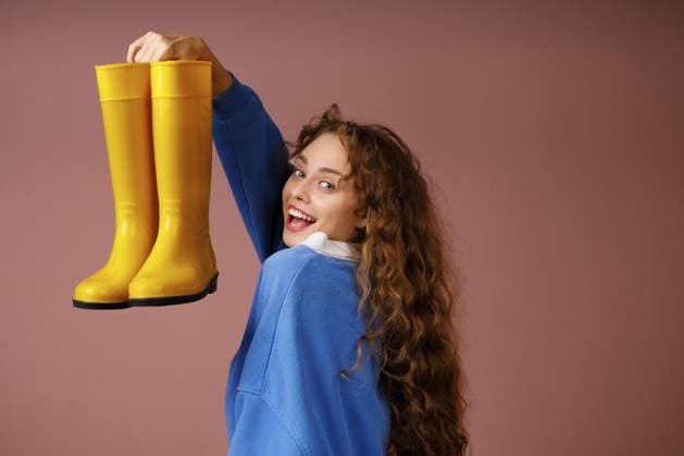 Junge positiv lächelnde Frau hält Gummistiefel in ihren Händen Young positive smiling woman holds in her hands a rubber boots Copyright: imageBROKER Maxx4e ibxiqx15482854.jpg ,model released, Symbolfoto ,property released