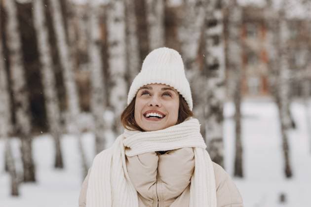 Junge lächelnde Frau in Mantel, Schal, Mütze und Fäustlingen genießt das Winterwetter im Birken Winterpark Young smiling woman dressed coat scarf hat and mittens enjoys winter weather at birch winter park Copyright: imageBROKER MaksimxChernyshev ibxiqx15483763.jpg ,model released, Symbolfoto ,property released