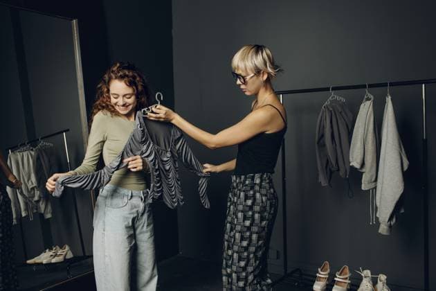 Stylist, Designer, hilft dem Kunden bei der Auswahl der Kleidung und des Kleides Stylist designer helping choose clothes dress to customer client Copyright: imageBROKER Maxx4e ibxiqx15483933.jpg ,model released, Symbolfoto ,property released