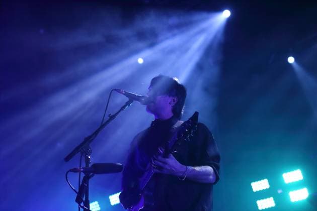 Alexander Giannascoli alias Alex G bei einem Konzert im Huxleys Neue Welt in Berlin, 5. November 2025. Alex G Konzert Berlin