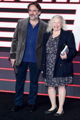 Sandra Dickinson mit Begleitung bei der Premiere des Kinofilms The Running Man im Odeon Luxe Leicester Square. London, 05.11.2025