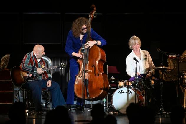 Sandro Giampietro, Leo Richartz und Helge Schneider live bei einem Konzert der Ein Mann und seine Musik -Tour im Kuppelsaal. Hannover, 05.11.2025