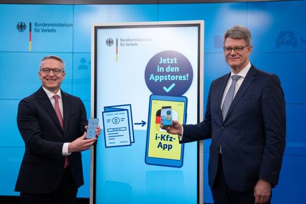 Neue i-kfz-App: Bundesregierung startet digitalen Fahrzeugschein Patrick Schnieder, Bundesminister fuer Verkehr gemeinsam mit Dr. Karsten Wildberger, Bundesminister fuer Digitalisierung und Staatsmodernisierung bei der Pressekonferenz zum Thema Neue i-kfz-App: Bundesregierung startet digitalen Fahrzeugschein. Die App des BMV ist der Auftakt zur Digitalisierung rund ums Fahrzeug. Mit dieser digitalen Loesung vereinfachen wir den Alltag der Menschen und modernisieren die Verwaltung von Fahrzeugpapieren., Berlin , 16.10.2025 Berlin Berlin Deutschland *** New i kfz App Federal Government launches digital vehicle registration document Patrick Schnieder, Federal Minister of Transport together with Dr Karsten Wildberger, Federal Minister for Digi