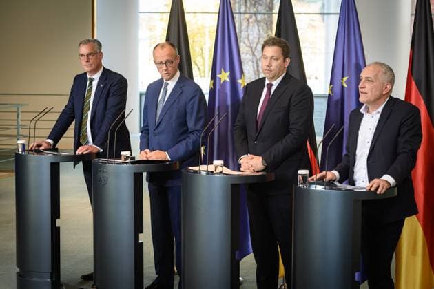 Berlin, Stahlgipfel im Bundeskanzleramt, Pressekonferenz Pressestatements von Bundeskanzler Friedrich Merz (CDU), Finanzminister Lars Klingbeil (SPD), des Präsidenten der Wirtschaftsvereinigung Stahl, Gunnar Groebler, und des 2. Vorsitzenden der IG Metall, Jürgen Kerner am 06.11.2025 im Bundeskanzleramt in Berlin. Berlin Bundeskanzleramt Berlin Deutschland *** Berlin, Steel Summit in the Federal Chancellery, Press conference Press statements by Federal Chancellor Friedrich Merz CDU , Finance Minister Lars Klingbeil SPD , the President of the German Steel Federation, Gunnar Groebler, and the 2nd Chairman of IG Metall, Jürgen Kerner on 06 11 2025 in the Federal Chancellery in Berlin Berlin Federal Chancellery Berlin Germany